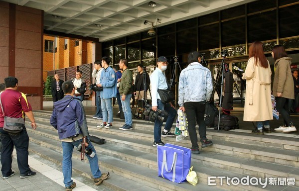 倪安东妻子索取精神慰抚金
