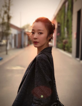 名气不大脾气大！女演员违规乱停骂保安被拍竟打人