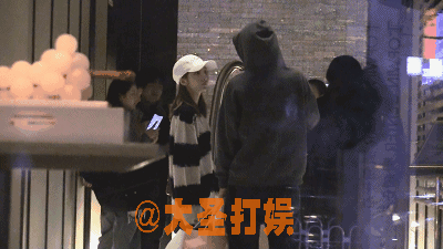 池子豆得儿恋情曝光？两人聚餐后一同入住酒店动作很亲昵