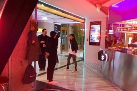 网友偶遇胡歌激动大喊“我是你偶像” 胡歌：我是你粉丝
