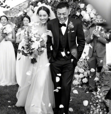 余文乐宣布与女友王棠云结婚 并公开了婚礼现场照片