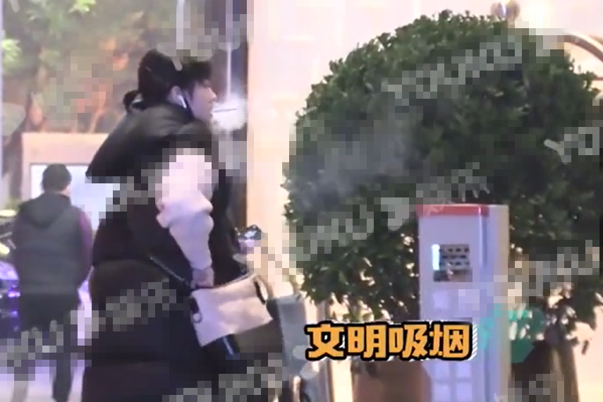 李庚希和男性朋友逛街时抽烟被拍 曾饰演《小欢喜》英子