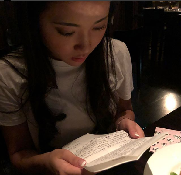 蒋劲夫晒女友正面照 庆恋爱纪念日享烛光晚餐超浪漫
