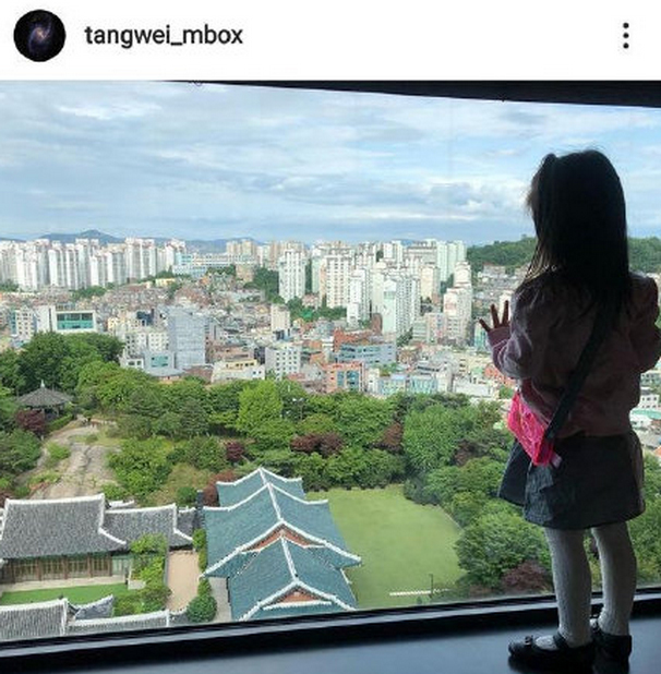 汤唯大方晒女儿萌照，一不小心就曝光了豪宅