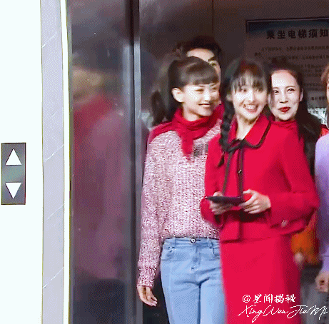郑爽春晚彩排片段曝光 身穿红衣笑容明媚动人