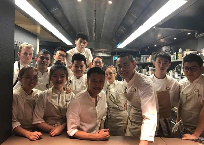 谢霆锋和员工们
