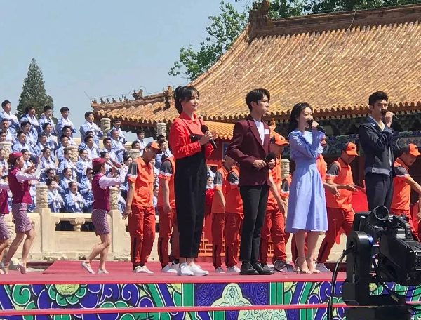 真怀了？唐嫣背带装亮相与同台艺人礼服成"反差"