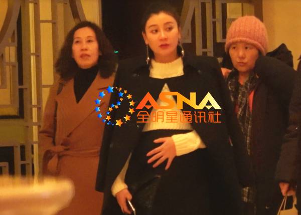 “林华华”唐菀大肚出席曹云金生日会 疑好事将近