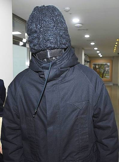 TOP涉毒后继续服兵役 帽子口罩遮面密不透风