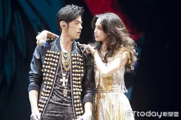 Angelababy担任周杰伦演唱会嘉宾