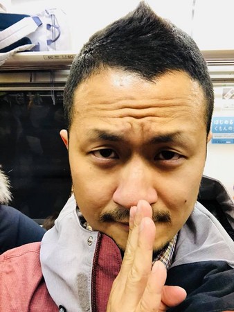 九把刀曝肋骨断裂急就医！滑雪一个俯冲惨摔扑地