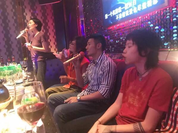 李荣浩和王菲窦靖童一起唱k 窦靖童坐一旁表情成亮点