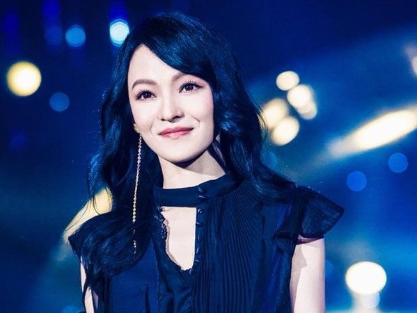 张韶涵被曝27岁身无分文 上亿存款被母亲卷走