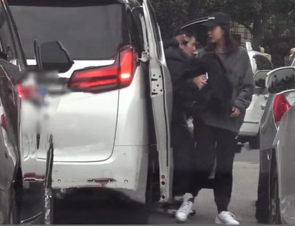 张子萱逛街孕相明显  “二胎”再添实锤？