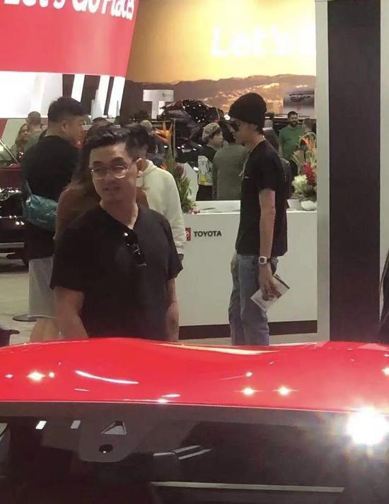 网友偶遇吴亦凡洛杉矶看车展 戴着墨镜仍难掩帅气