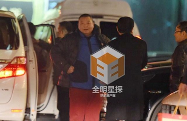 臧天朔深夜与友人聚餐 街头随意小便