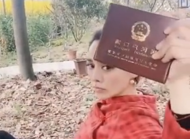宁静晒户口本照片 再次辟谣否认更改国籍传闻