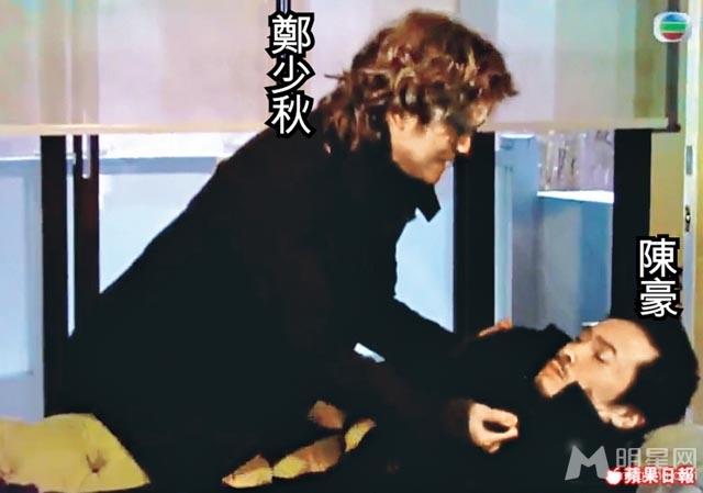 陳豪（飾演章世言）與鄭少秋（飾演靳兆楠）終極決鬥時，被秋官用玻璃插死。