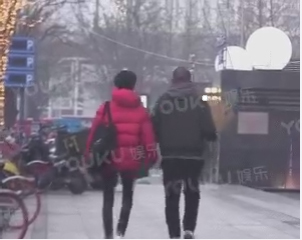 车晓与神秘男子牵手