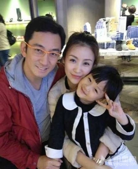 吴启华娇妻美照曝光 老夫少妻相差21岁