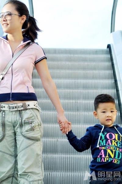 郭涛老婆李燃晒石头幼年萌照 Q样秒杀网友