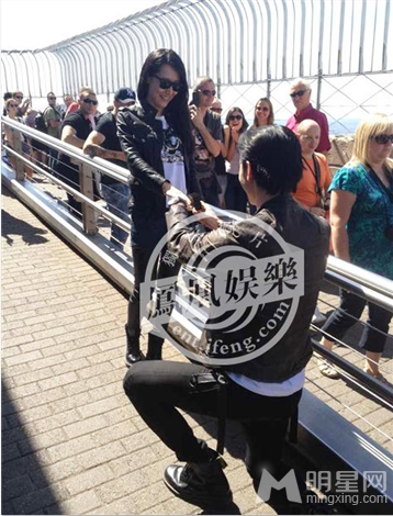 白冰与新晋男模开启蜜月行 丁一求婚照曝光