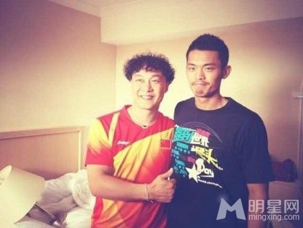 陈奕迅穿队服与林丹合影被错认林母