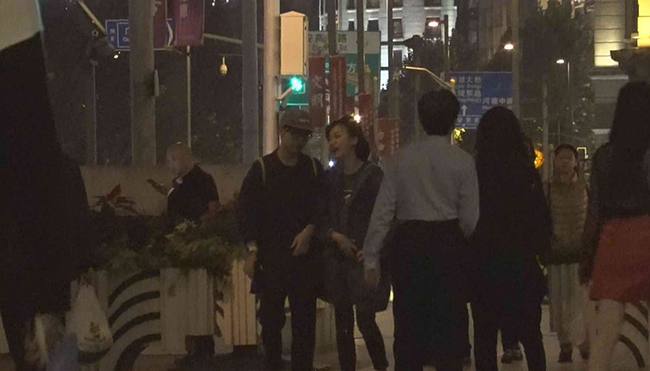 陈意涵与导演男友街头牵手 男方蹲下帮系鞋带很甜蜜