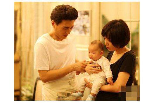 靳东儿子第一次上幼儿园 哭到妈妈心碎