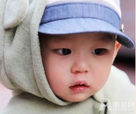 辣妈曹颖两岁半儿子曝光 圆头圆脑萌翻人