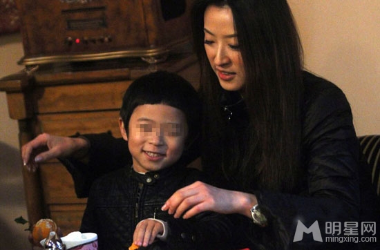 王志文爱子娇妻正面照曝光 一家三口显恩爱