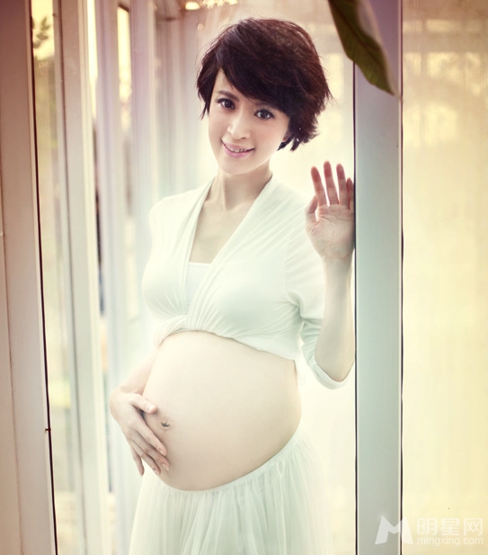 金巧巧挺孕肚美艳写真 大秀辣妈曼妙曲线