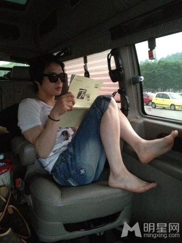 JYJ金在中晒拍摄幕后照 睡梦中被上妆