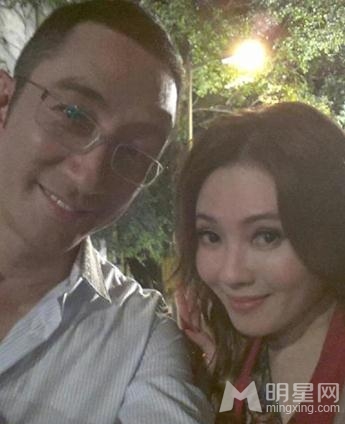 李丽珍与吴启华亲密照 浓妆表情显僵硬