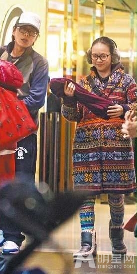 曾宝仪挺孕肚逛街胃口大开 男友小心伺候