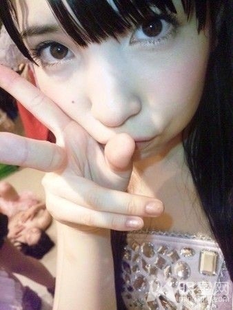 SKE48成员玩自拍 队友半裸入境