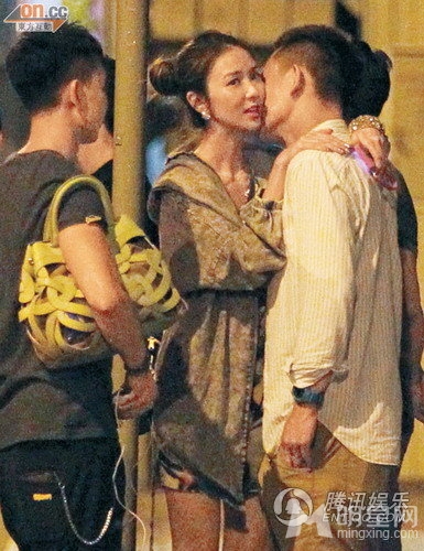 薛凯琪同志酒吧买醉 与男性友人亲密搂抱