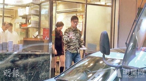 汤盈盈挺大肚购物 钱嘉乐紧张贴身保护