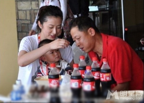 王志文全家福流出 蘑菇头儿子很懂事