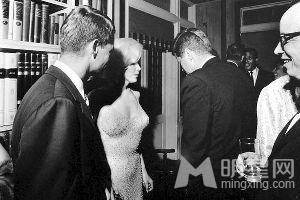 图为1962年，梦露和肯尼迪兄弟约翰-肯尼迪和罗伯特-肯尼迪(左)合影，当时她刚刚演唱了《总统先生，生日快乐》