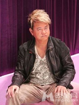 陈百祥挺香港球员搞外遇：没三个女友不是球员