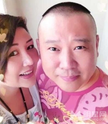 郭德纲携娇妻恩爱现身 王惠潮流造型引热议