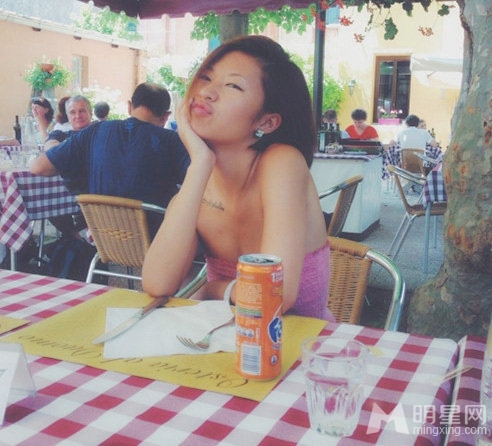 刘欢22岁女儿闺房照曝光 低胸装狂秀身材