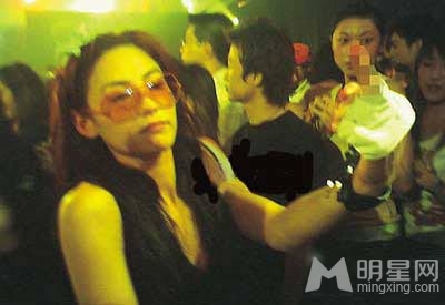 张杰文章竖中指不雅照曝光 文章当街调戏马伊琍