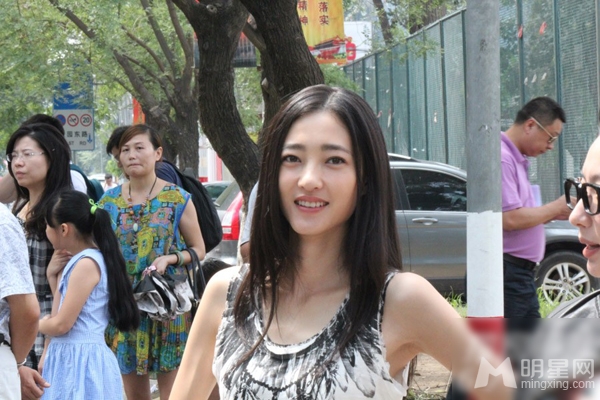 王丽坤片场晒清新素颜 甜美可人秀清纯