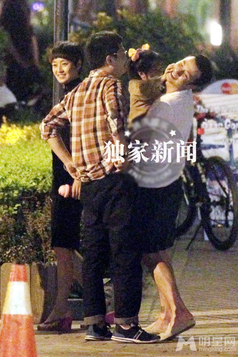 文章携全家路边会友 酒后搭女性友人肩膀