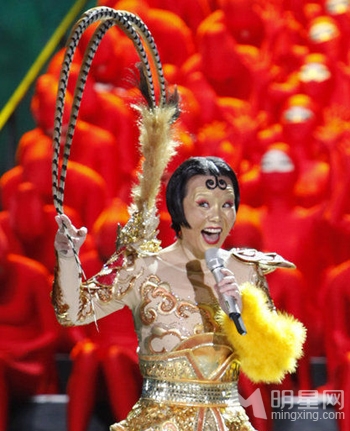 龚琳娜金箍棒神曲雷翻网友 夸张表情无法直视