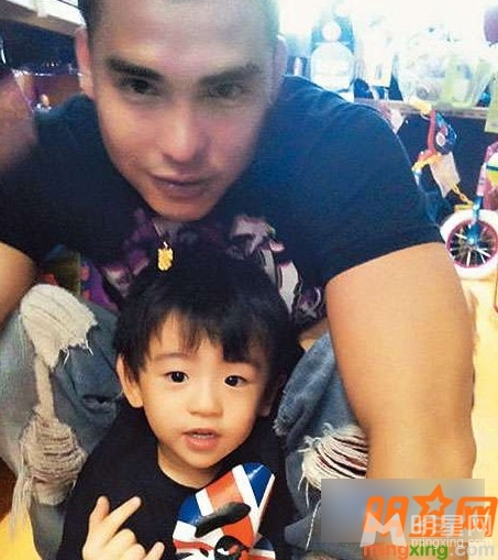 张柏芝忙工作不理儿子 Lucas惨被独留车中