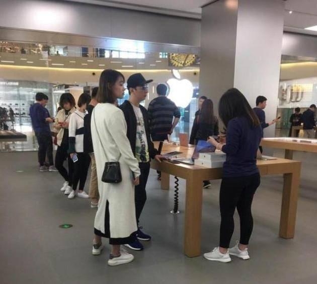 王思聪新女友遭曝光，网友：终于不是网红了！只是这长相超乎想象