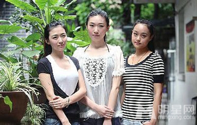 8月6日，严萌（中）、杨安琪（左）、陶玉洁赴重庆一家敬老院慰问老人